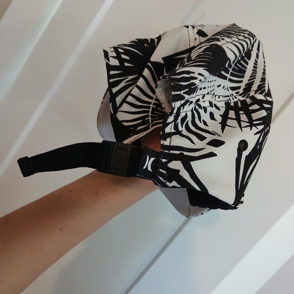 Hurley hat 👒 - Picture 2 of 5